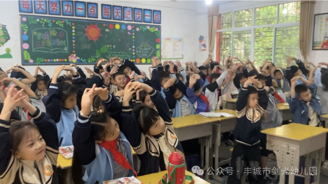 “走进小学 感悟成长”—丰城市剑光幼儿园大班组参观小学活动集锦 第17张 “走进小学 感悟成长”—丰城市剑光幼儿园大班组参观小学活动集锦 第17张