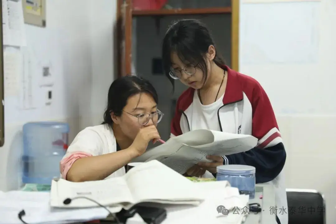 高考冲刺进行时!衡水泰华中学高三复习部教师全程陪伴答疑解惑 第18张