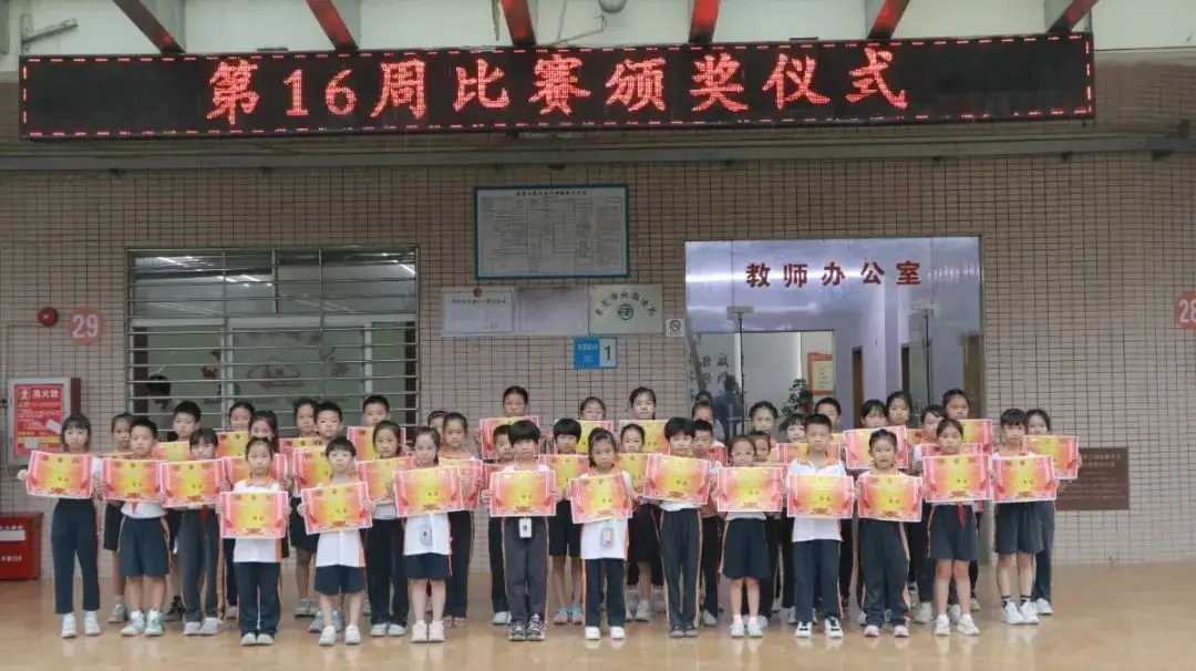 以展引领示范 借评促进常规 ——振安小学五月份优秀作业展评活动 第21张 以展引领示范 借评促进常规 ——振安小学五月份优秀作业展评活动 第21张