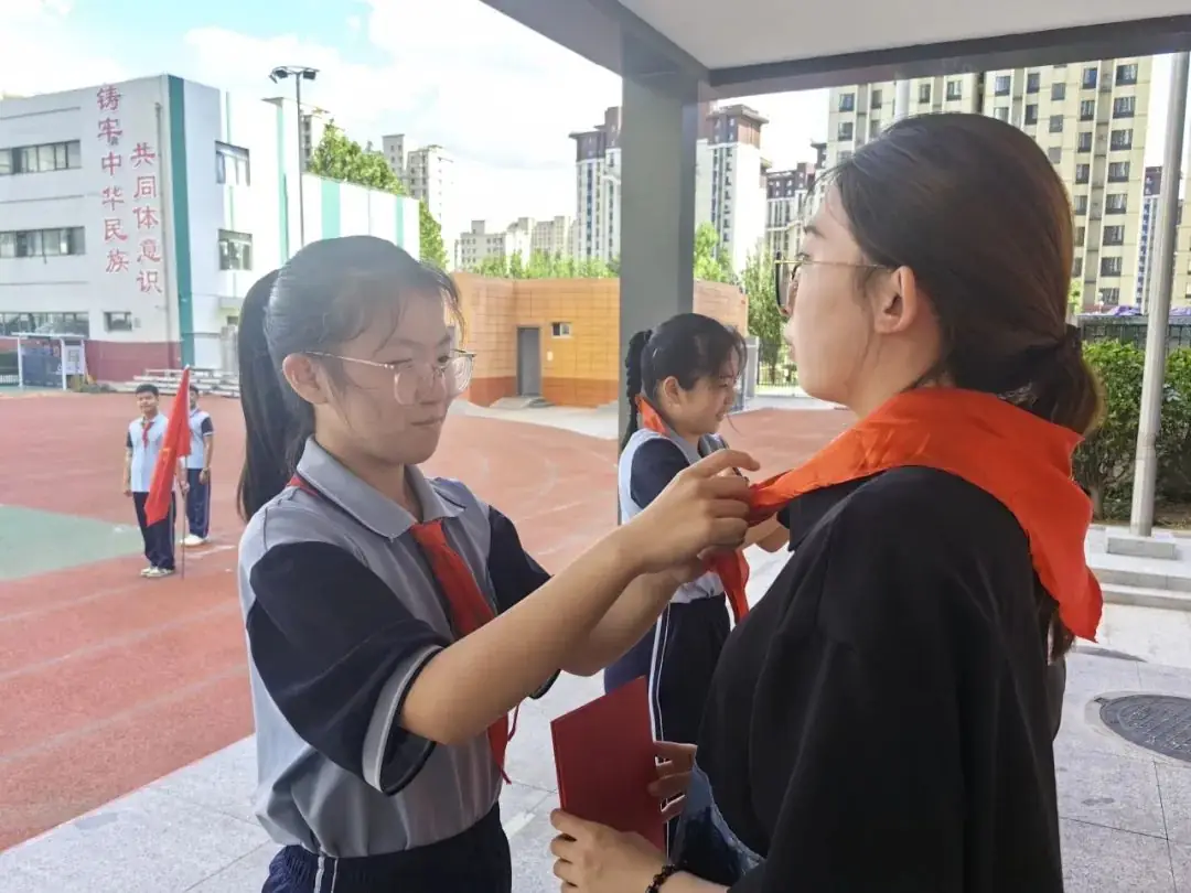 【万达小学·红领巾】冀疆少年手拉手 高举队旗跟党走————一年级新队员入队仪式 第51张 【万达小学·红领巾】冀疆少年手拉手 高举队旗跟党走————一年级新队员入队仪式 第51张