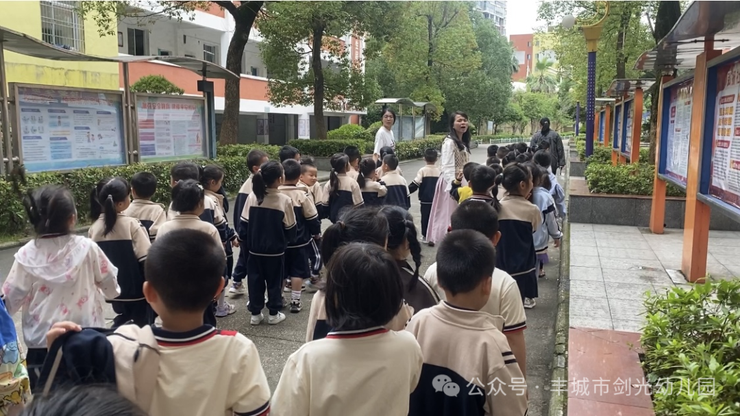 “走进小学 感悟成长”—丰城市剑光幼儿园大班组参观小学活动集锦 第9张 “走进小学 感悟成长”—丰城市剑光幼儿园大班组参观小学活动集锦 第9张