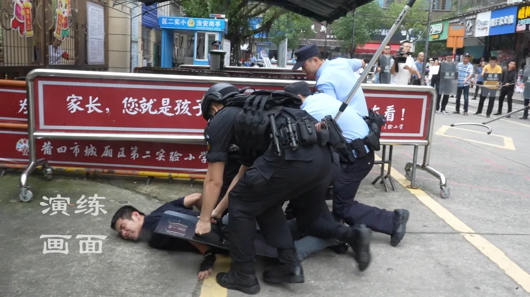 【泗华小学·转载】城厢公安升级护学新模式:全民护学 同行有你 第2张 【泗华小学·转载】城厢公安升级护学新模式:全民护学 同行有你 第2张
