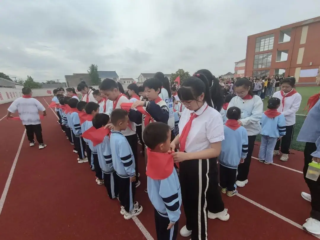 【华丰小学 情感德育】红领巾绘梦,新时代“童”行——华丰小学一年级新队员入队仪式 第9张 【华丰小学 情感德育】红领巾绘梦,新时代“童”行——华丰小学一年级新队员入队仪式 第9张