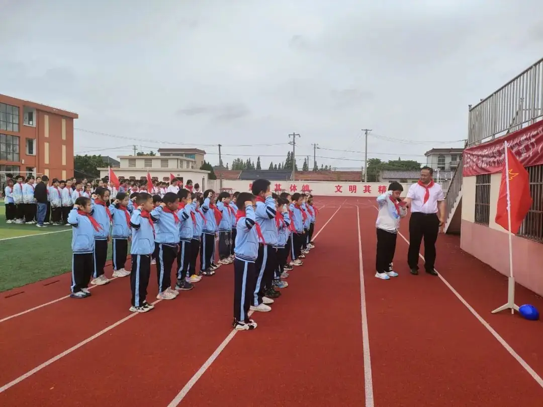 【华丰小学 情感德育】红领巾绘梦,新时代“童”行——华丰小学一年级新队员入队仪式 第11张 【华丰小学 情感德育】红领巾绘梦,新时代“童”行——华丰小学一年级新队员入队仪式 第11张