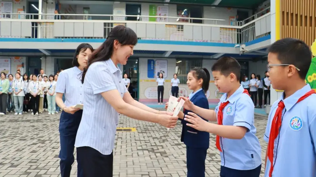 【喜报】咸阳彩虹小学周一晨会颁奖 第7张 【喜报】咸阳彩虹小学周一晨会颁奖 第7张