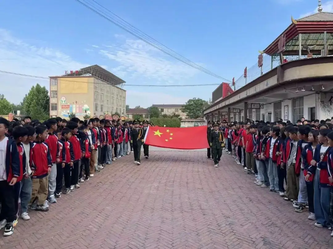 新世纪小学:周一升旗仪式 第1张 新世纪小学:周一升旗仪式 第1张