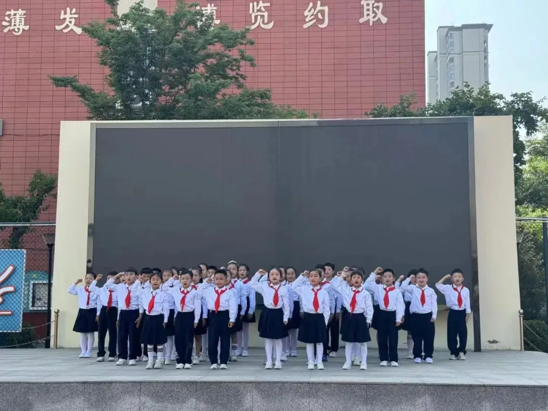 爱护环境、从我做起——亳州市第一小学周一升旗仪式 第2张 爱护环境、从我做起——亳州市第一小学周一升旗仪式 第2张