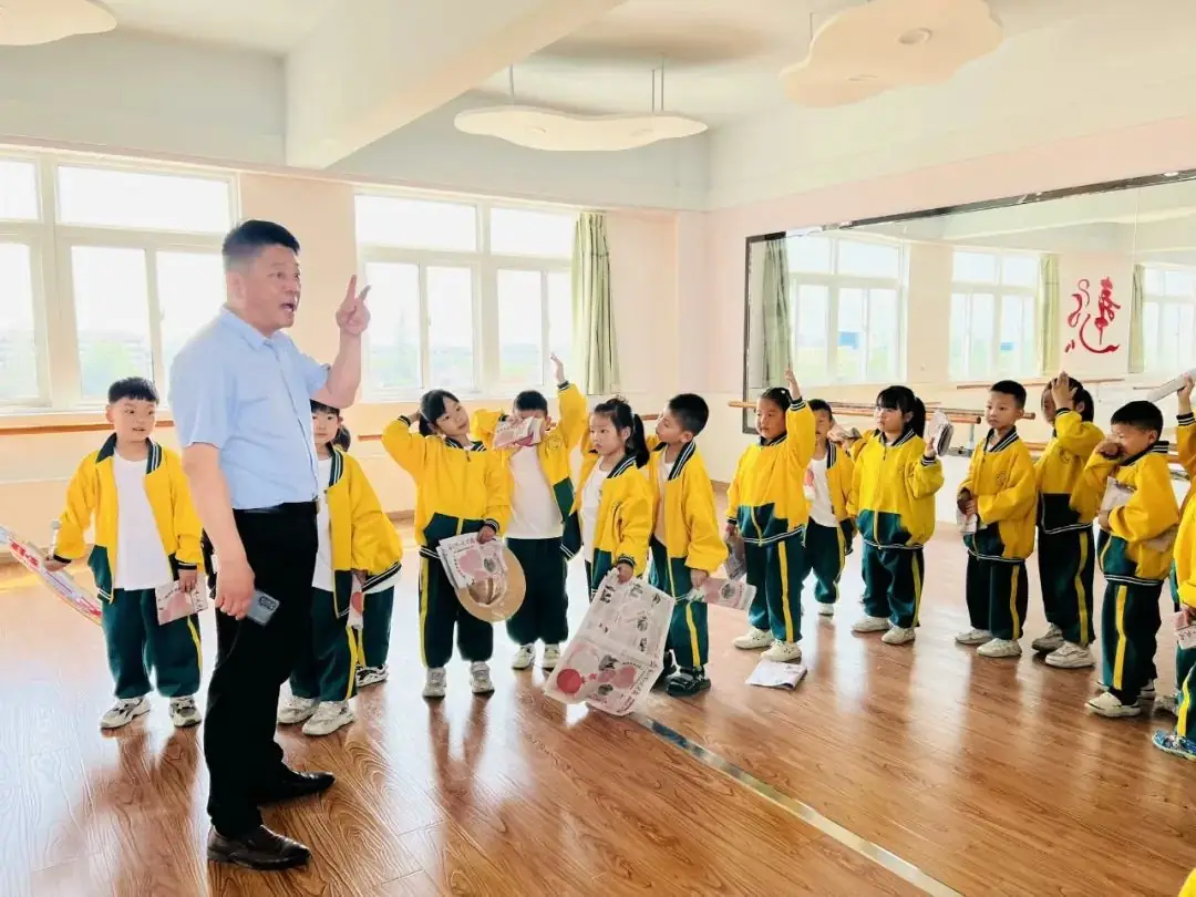 【学前教育宣传月】走进小学  快乐体验——阜宁县施庄中心幼儿园大班年级组走进小学实践活动 第31张