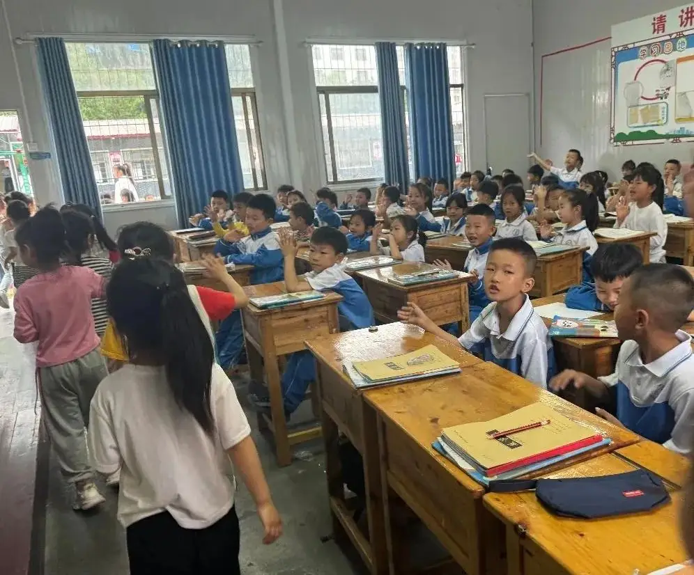 【学前教育宣传月活动】探秘小学 快乐衔接—沿河县第四幼儿园大班幼儿走进小学 第19张 【学前教育宣传月活动】探秘小学 快乐衔接—沿河县第四幼儿园大班幼儿走进小学 第19张