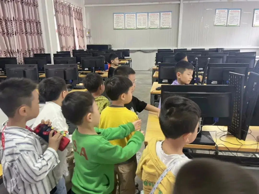 【学前教育宣传月活动】探秘小学 快乐衔接—沿河县第四幼儿园大班幼儿走进小学 第14张 【学前教育宣传月活动】探秘小学 快乐衔接—沿河县第四幼儿园大班幼儿走进小学 第14张