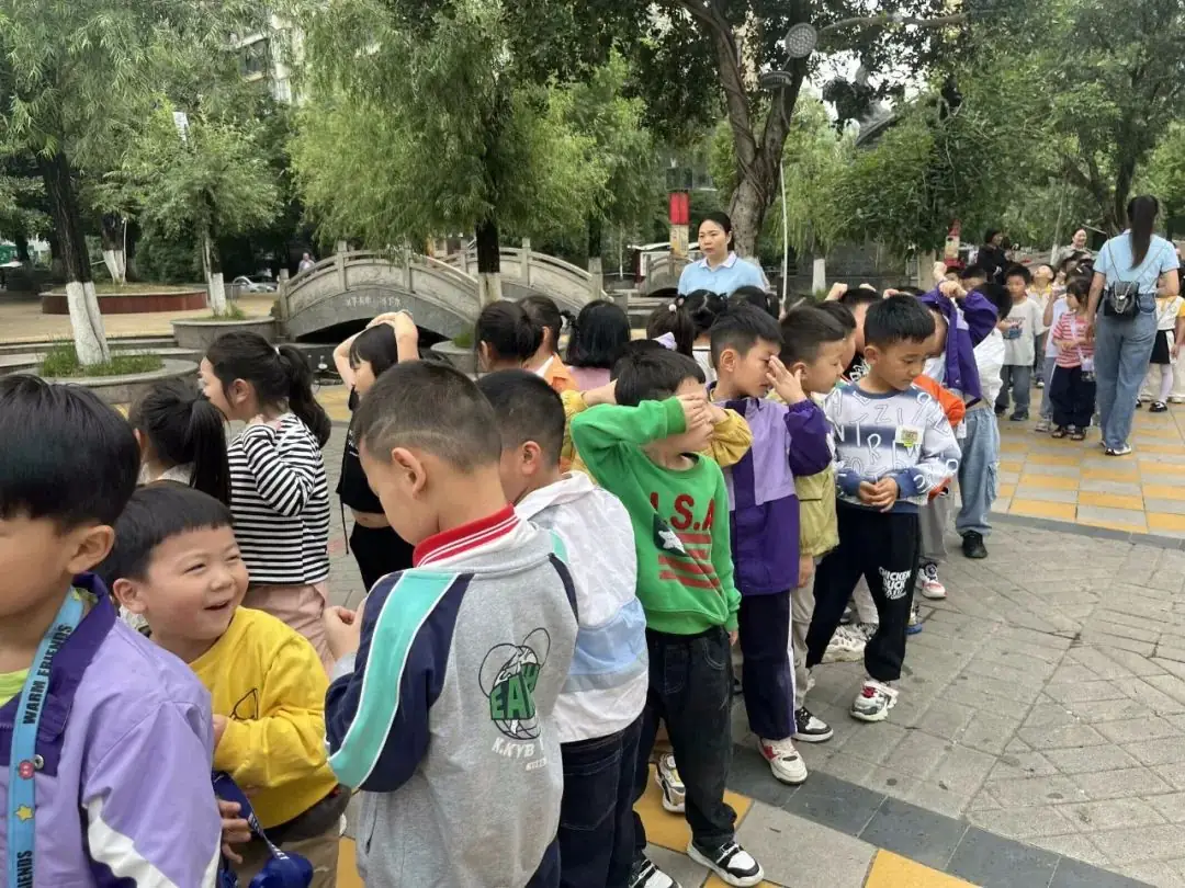 【学前教育宣传月活动】探秘小学 快乐衔接—沿河县第四幼儿园大班幼儿走进小学 第10张 【学前教育宣传月活动】探秘小学 快乐衔接—沿河县第四幼儿园大班幼儿走进小学 第10张
