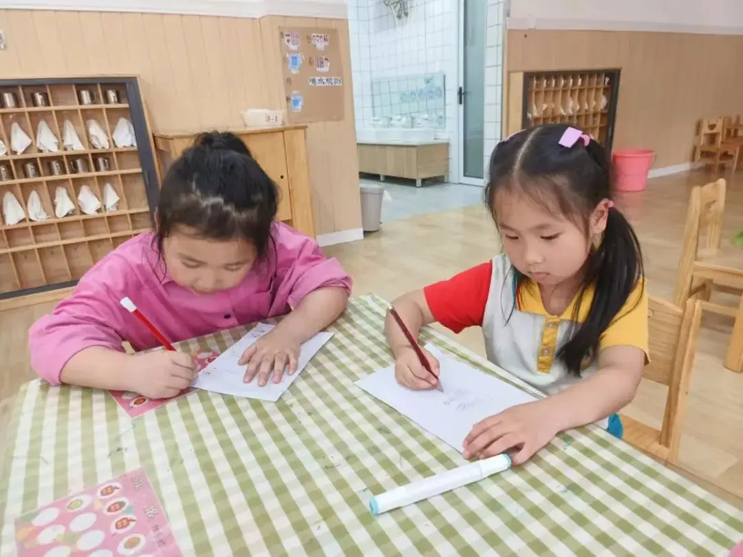 【学前教育宣传月活动】探秘小学 快乐衔接—沿河县第四幼儿园大班幼儿走进小学 第3张 【学前教育宣传月活动】探秘小学 快乐衔接—沿河县第四幼儿园大班幼儿走进小学 第3张