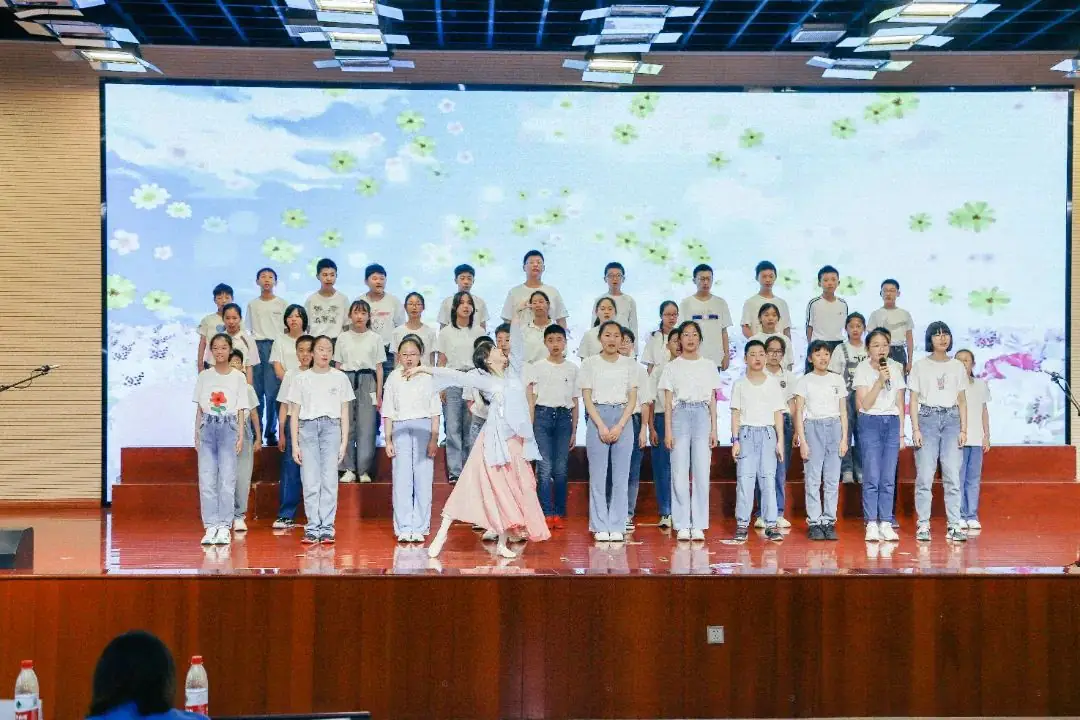 班班有歌,用爱唱响未来——龙锦小学六年级毕业系列活动暨“六一”庆祝活动 第32张 班班有歌,用爱唱响未来——龙锦小学六年级毕业系列活动暨“六一”庆祝活动 第32张