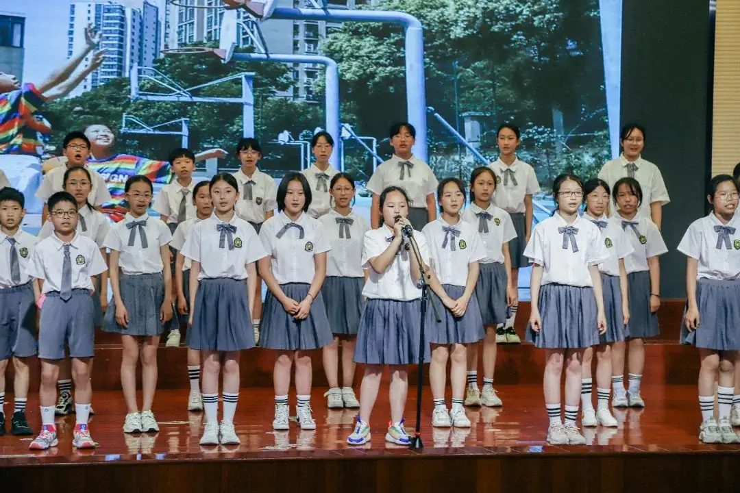 班班有歌,用爱唱响未来——龙锦小学六年级毕业系列活动暨“六一”庆祝活动 第41张 班班有歌,用爱唱响未来——龙锦小学六年级毕业系列活动暨“六一”庆祝活动 第41张