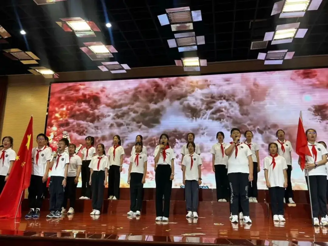 班班有歌,用爱唱响未来——龙锦小学六年级毕业系列活动暨“六一”庆祝活动 第58张 班班有歌,用爱唱响未来——龙锦小学六年级毕业系列活动暨“六一”庆祝活动 第58张