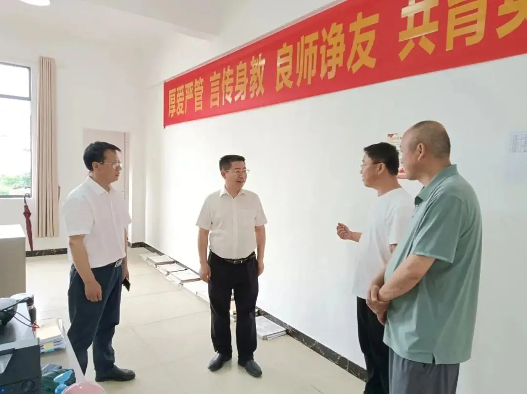 情暖学子,助力高考|江永县委书记唐德荣莅临我校检查指导高考准备工作 第9张 情暖学子,助力高考|江永县委书记唐德荣莅临我校检查指导高考准备工作 第9张
