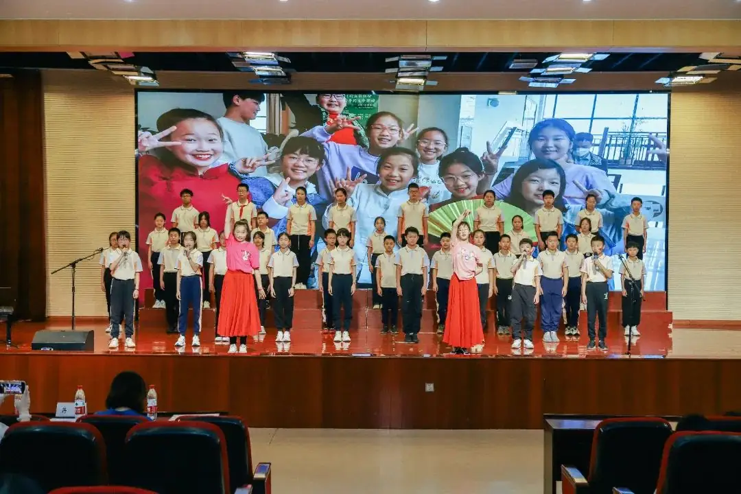 班班有歌,用爱唱响未来——龙锦小学六年级毕业系列活动暨“六一”庆祝活动 第21张 班班有歌,用爱唱响未来——龙锦小学六年级毕业系列活动暨“六一”庆祝活动 第21张