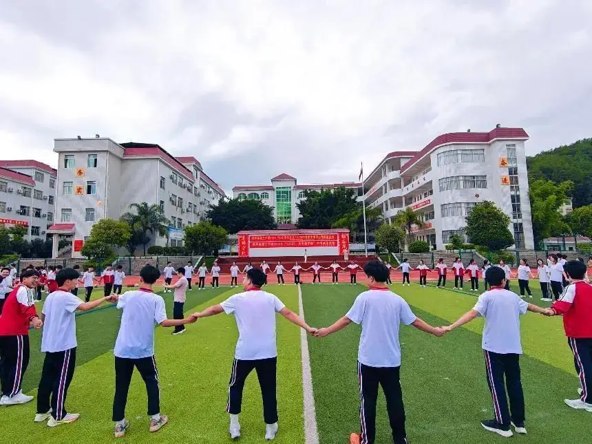 “勇往直前,决胜中考”——武平三中举行初三学生考前减压赋能拓展活动 第5张 “勇往直前,决胜中考”——武平三中举行初三学生考前减压赋能拓展活动 第5张