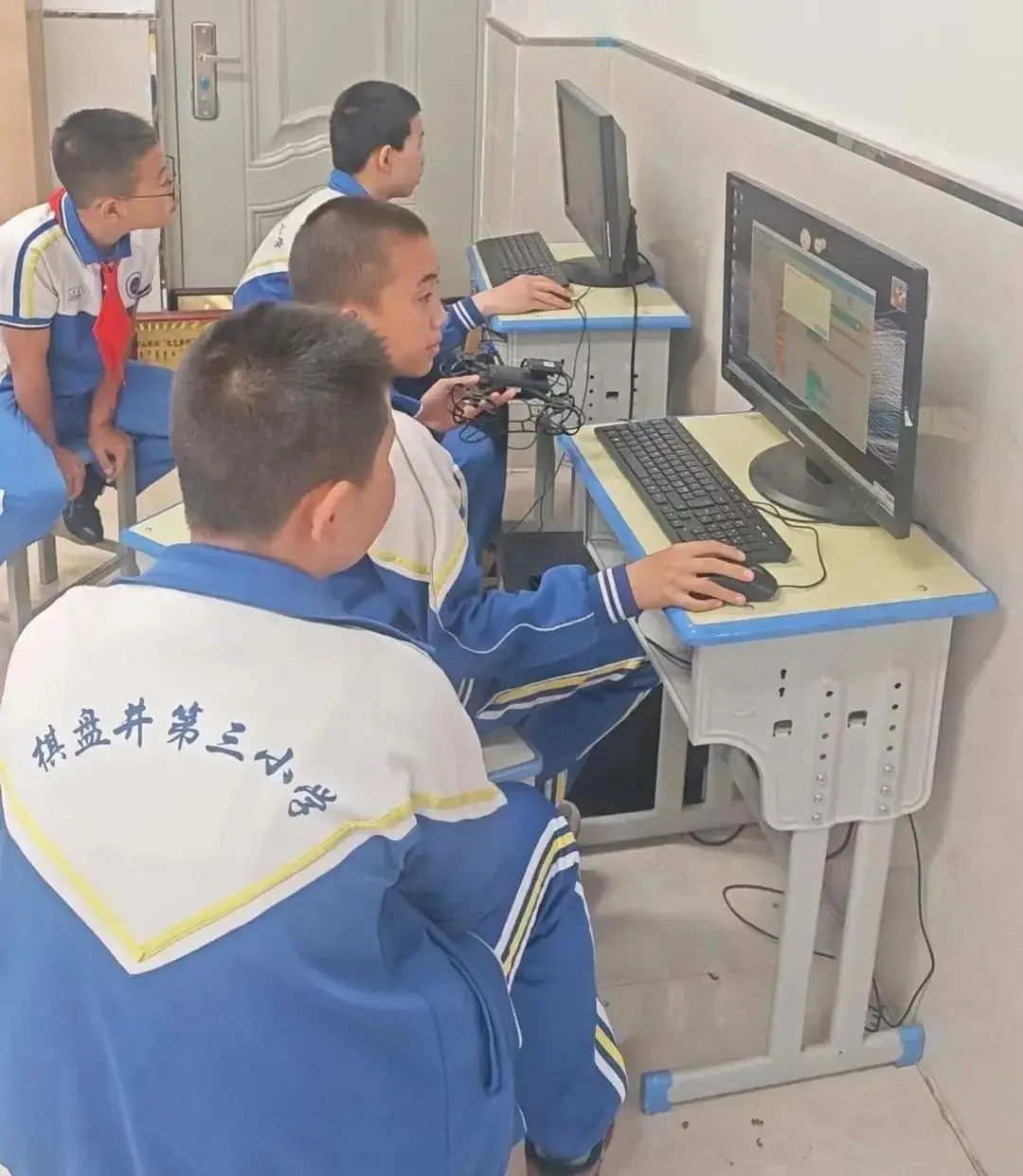 鄂托克旗棋盘井第三小学无人机创客社团参加全国青少年科技教育成果展示大赛内蒙古自治区区域赛 第8张 鄂托克旗棋盘井第三小学无人机创客社团参加全国青少年科技教育成果展示大赛内蒙古自治区区域赛 第8张