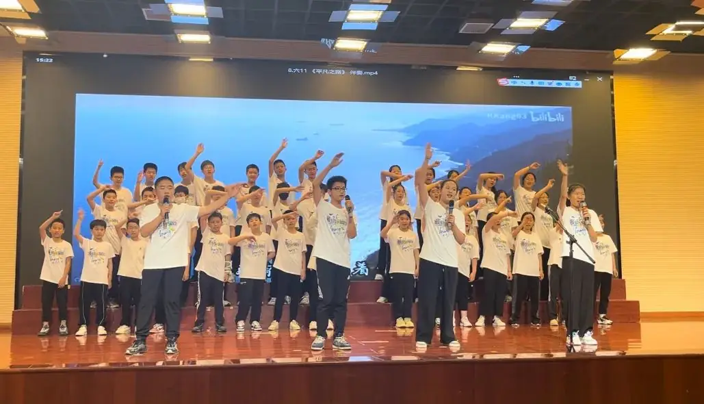 班班有歌,用爱唱响未来——龙锦小学六年级毕业系列活动暨“六一”庆祝活动 第30张 班班有歌,用爱唱响未来——龙锦小学六年级毕业系列活动暨“六一”庆祝活动 第30张