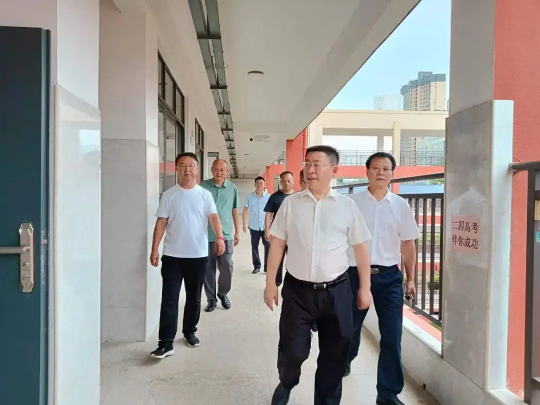 情暖学子,助力高考|江永县委书记唐德荣莅临我校检查指导高考准备工作 第8张 情暖学子,助力高考|江永县委书记唐德荣莅临我校检查指导高考准备工作 第8张