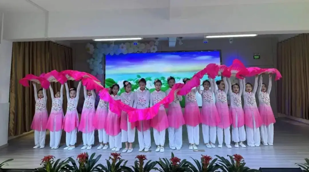 舞动童梦 向阳而行——南新乡中心小学“六一”暨教育“双减”成果展示文艺汇演 第16张 舞动童梦 向阳而行——南新乡中心小学“六一”暨教育“双减”成果展示文艺汇演 第16张