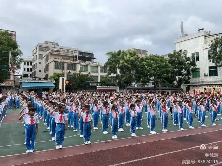 “你好 红领巾”嘉积镇中心学校第三小学2024年一年级新队员入队仪式 第29张 “你好 红领巾”嘉积镇中心学校第三小学2024年一年级新队员入队仪式 第29张