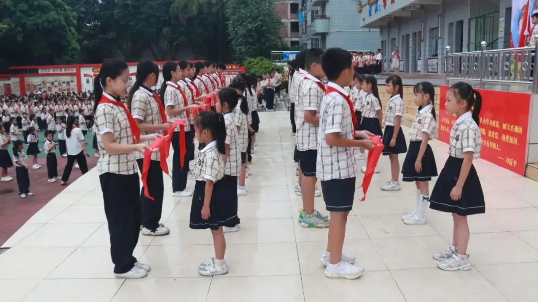 红领巾爱祖国--西津小学2024年少先队入队仪式 第25张 红领巾爱祖国--西津小学2024年少先队入队仪式 第25张