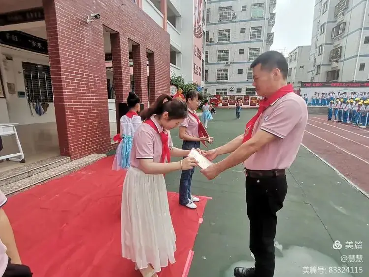 “你好 红领巾”嘉积镇中心学校第三小学2024年一年级新队员入队仪式 第34张 “你好 红领巾”嘉积镇中心学校第三小学2024年一年级新队员入队仪式 第34张