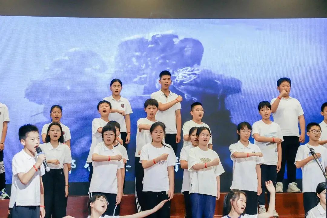 班班有歌,用爱唱响未来——龙锦小学六年级毕业系列活动暨“六一”庆祝活动 第52张 班班有歌,用爱唱响未来——龙锦小学六年级毕业系列活动暨“六一”庆祝活动 第52张