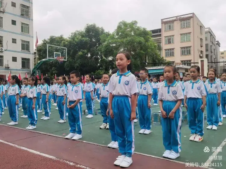 “你好 红领巾”嘉积镇中心学校第三小学2024年一年级新队员入队仪式 第20张 “你好 红领巾”嘉积镇中心学校第三小学2024年一年级新队员入队仪式 第20张