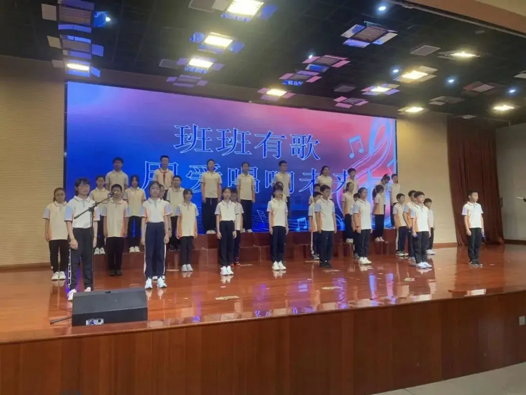 班班有歌,用爱唱响未来——龙锦小学六年级毕业系列活动暨“六一”庆祝活动 第19张 班班有歌,用爱唱响未来——龙锦小学六年级毕业系列活动暨“六一”庆祝活动 第19张