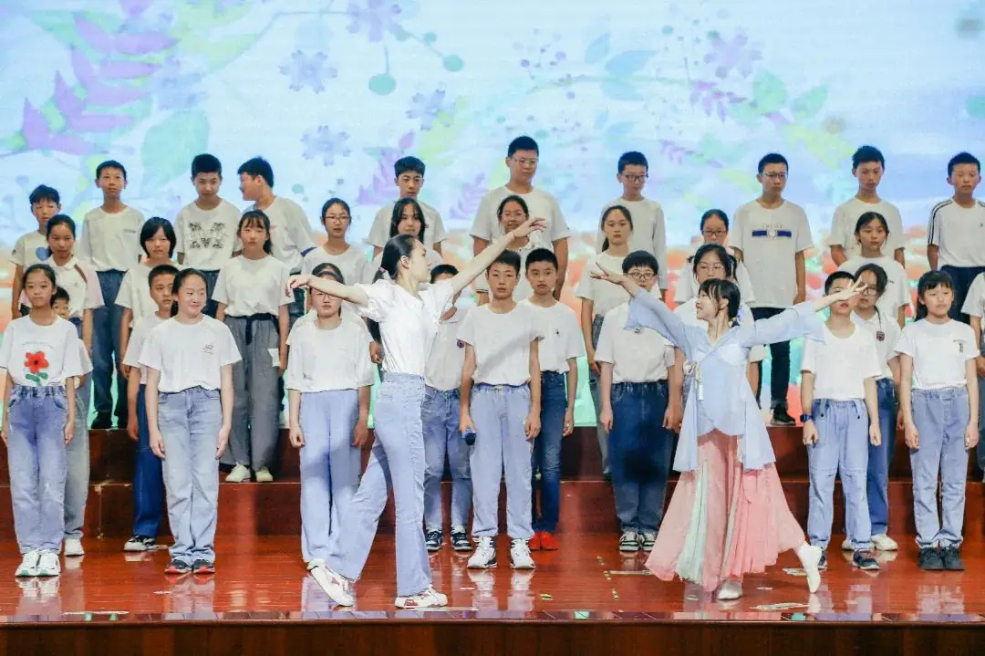 班班有歌,用爱唱响未来——龙锦小学六年级毕业系列活动暨“六一”庆祝活动 第33张 班班有歌,用爱唱响未来——龙锦小学六年级毕业系列活动暨“六一”庆祝活动 第33张