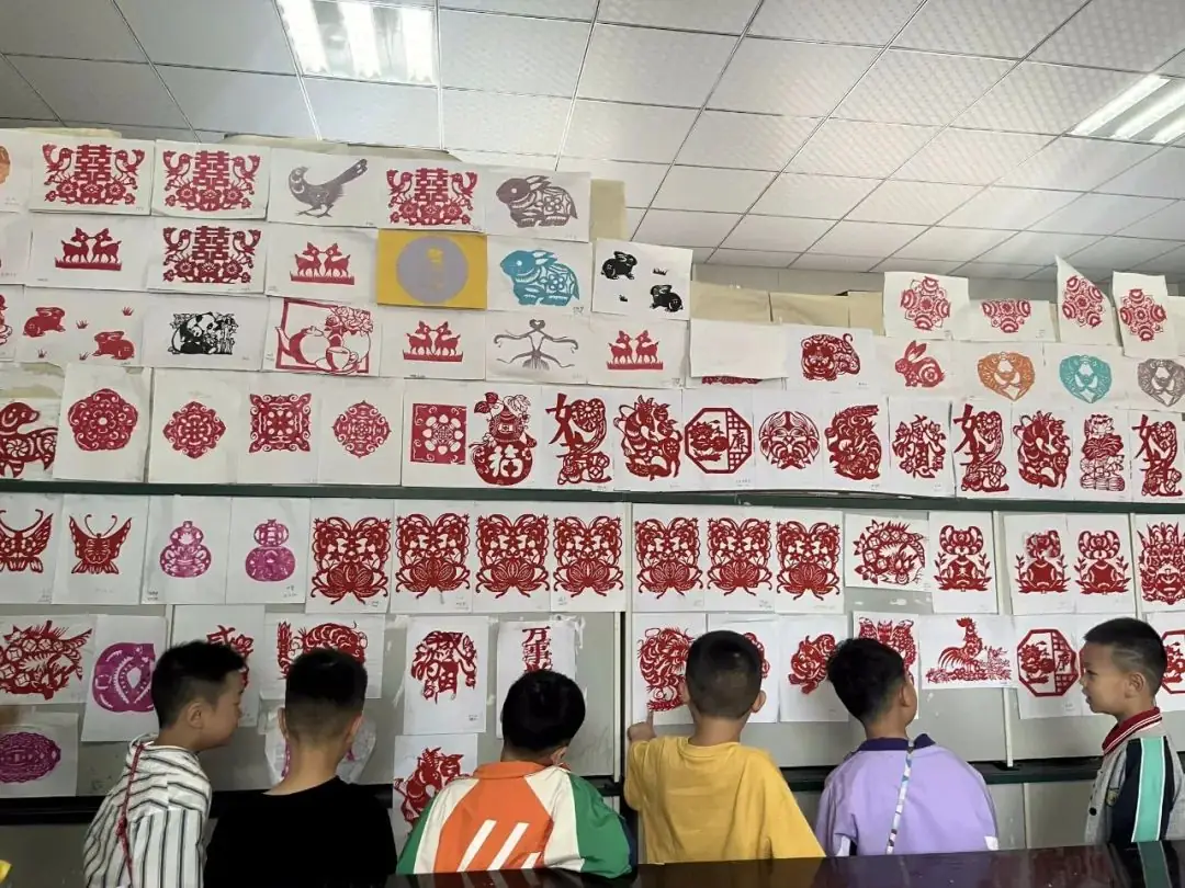 【学前教育宣传月活动】探秘小学 快乐衔接—沿河县第四幼儿园大班幼儿走进小学 第13张 【学前教育宣传月活动】探秘小学 快乐衔接—沿河县第四幼儿园大班幼儿走进小学 第13张