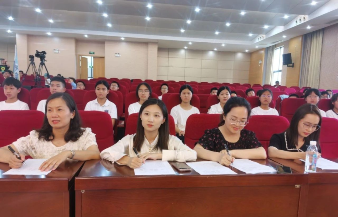 班班有歌,用爱唱响未来——龙锦小学六年级毕业系列活动暨“六一”庆祝活动 第11张 班班有歌,用爱唱响未来——龙锦小学六年级毕业系列活动暨“六一”庆祝活动 第11张