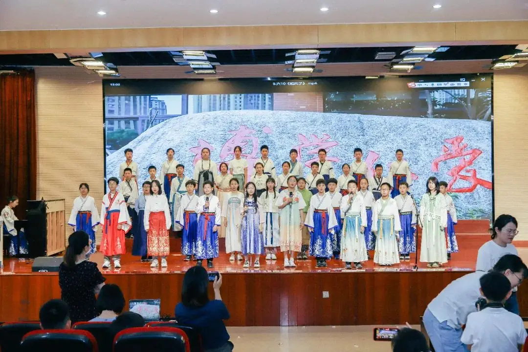 班班有歌,用爱唱响未来——龙锦小学六年级毕业系列活动暨“六一”庆祝活动 第36张 班班有歌,用爱唱响未来——龙锦小学六年级毕业系列活动暨“六一”庆祝活动 第36张