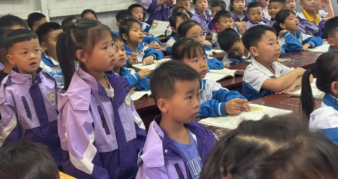 【学前教育宣传月活动】探秘小学 快乐衔接—沿河县第四幼儿园大班幼儿走进小学 第17张 【学前教育宣传月活动】探秘小学 快乐衔接—沿河县第四幼儿园大班幼儿走进小学 第17张