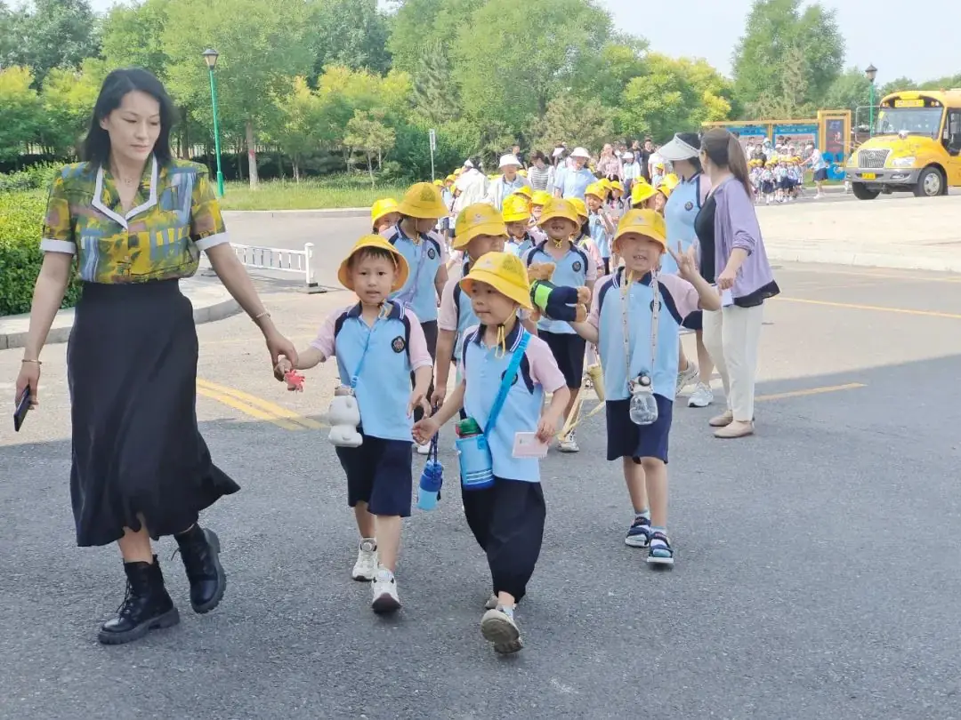 探秘小学日  筑梦向未来——魏桥创业北海幼儿园大班级部参观小学活动 第15张
