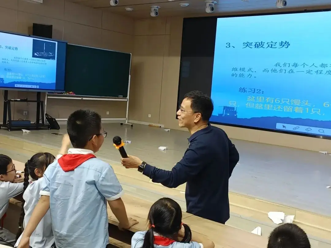 思维创新,助力成长——重庆铁路小学2024年“五老”进校园科技宣讲 第14张 思维创新,助力成长——重庆铁路小学2024年“五老”进校园科技宣讲 第14张
