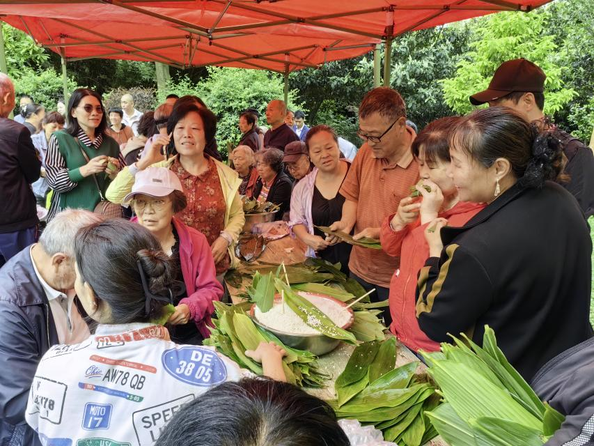 迎端午、助高考、送祝福、“粽”香传情——金海域社区党支部联合辖区共驻共建单位开展端午节活动 第5张 迎端午、助高考、送祝福、“粽”香传情——金海域社区党支部联合辖区共驻共建单位开展端午节活动 第5张