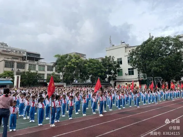 “你好 红领巾”嘉积镇中心学校第三小学2024年一年级新队员入队仪式 第38张 “你好 红领巾”嘉积镇中心学校第三小学2024年一年级新队员入队仪式 第38张