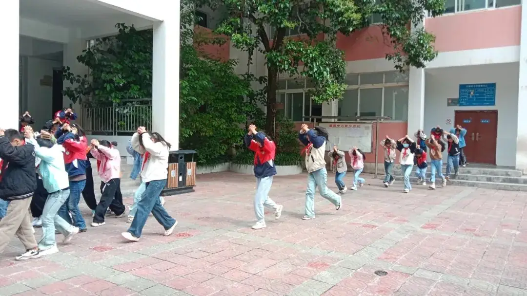 宜东镇梨园小学地震应急演练 第14张 宜东镇梨园小学地震应急演练 第14张