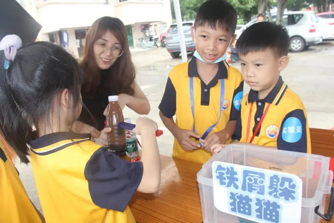 “体验科技魅力,放飞科学梦想”——新城小学科技成果展暨六一亲子游园活动盛大举行 第42张 “体验科技魅力,放飞科学梦想”——新城小学科技成果展暨六一亲子游园活动盛大举行 第42张