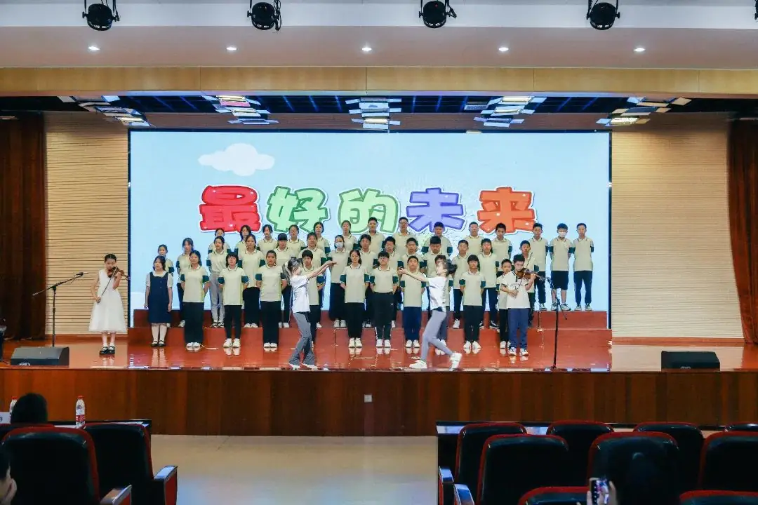 班班有歌,用爱唱响未来——龙锦小学六年级毕业系列活动暨“六一”庆祝活动 第55张 班班有歌,用爱唱响未来——龙锦小学六年级毕业系列活动暨“六一”庆祝活动 第55张