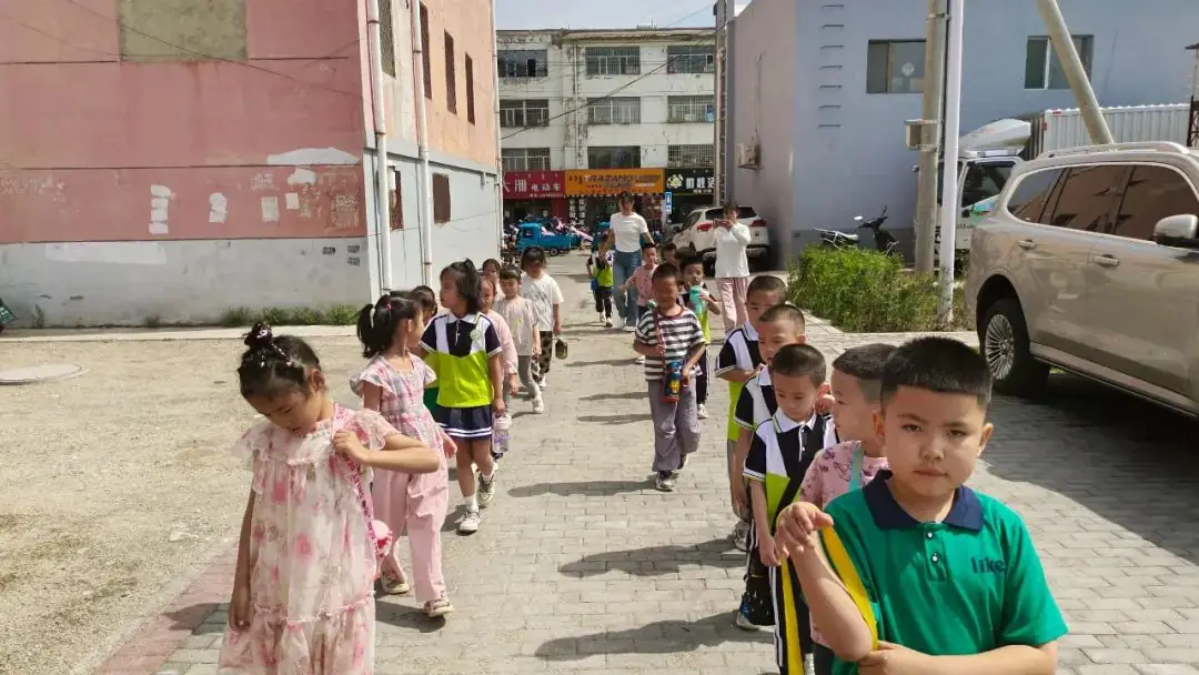 【幼小衔接】小学生活初体验——科教路幼儿园幼小衔接系列活动之参观小学 第2张 【幼小衔接】小学生活初体验——科教路幼儿园幼小衔接系列活动之参观小学 第2张