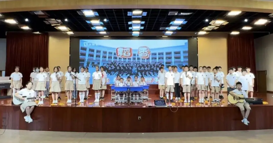 班班有歌,用爱唱响未来——龙锦小学六年级毕业系列活动暨“六一”庆祝活动 第28张 班班有歌,用爱唱响未来——龙锦小学六年级毕业系列活动暨“六一”庆祝活动 第28张