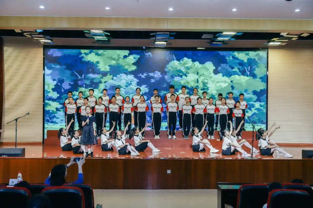 班班有歌,用爱唱响未来——龙锦小学六年级毕业系列活动暨“六一”庆祝活动 第24张 班班有歌,用爱唱响未来——龙锦小学六年级毕业系列活动暨“六一”庆祝活动 第24张