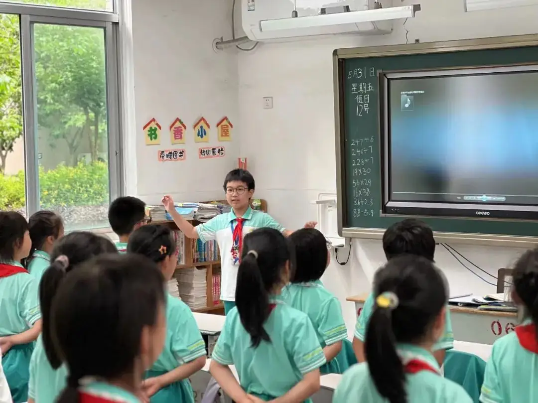 音乐点亮生活 歌声唱响未来——赤城小学“红五月”班班有歌声比赛 第12张 音乐点亮生活 歌声唱响未来——赤城小学“红五月”班班有歌声比赛 第12张
