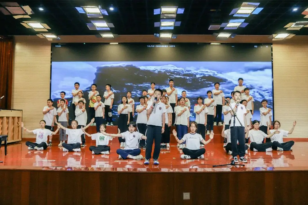 班班有歌,用爱唱响未来——龙锦小学六年级毕业系列活动暨“六一”庆祝活动 第53张 班班有歌,用爱唱响未来——龙锦小学六年级毕业系列活动暨“六一”庆祝活动 第53张