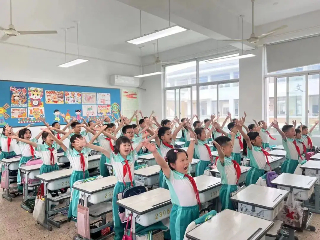 音乐点亮生活 歌声唱响未来——赤城小学“红五月”班班有歌声比赛 第10张 音乐点亮生活 歌声唱响未来——赤城小学“红五月”班班有歌声比赛 第10张
